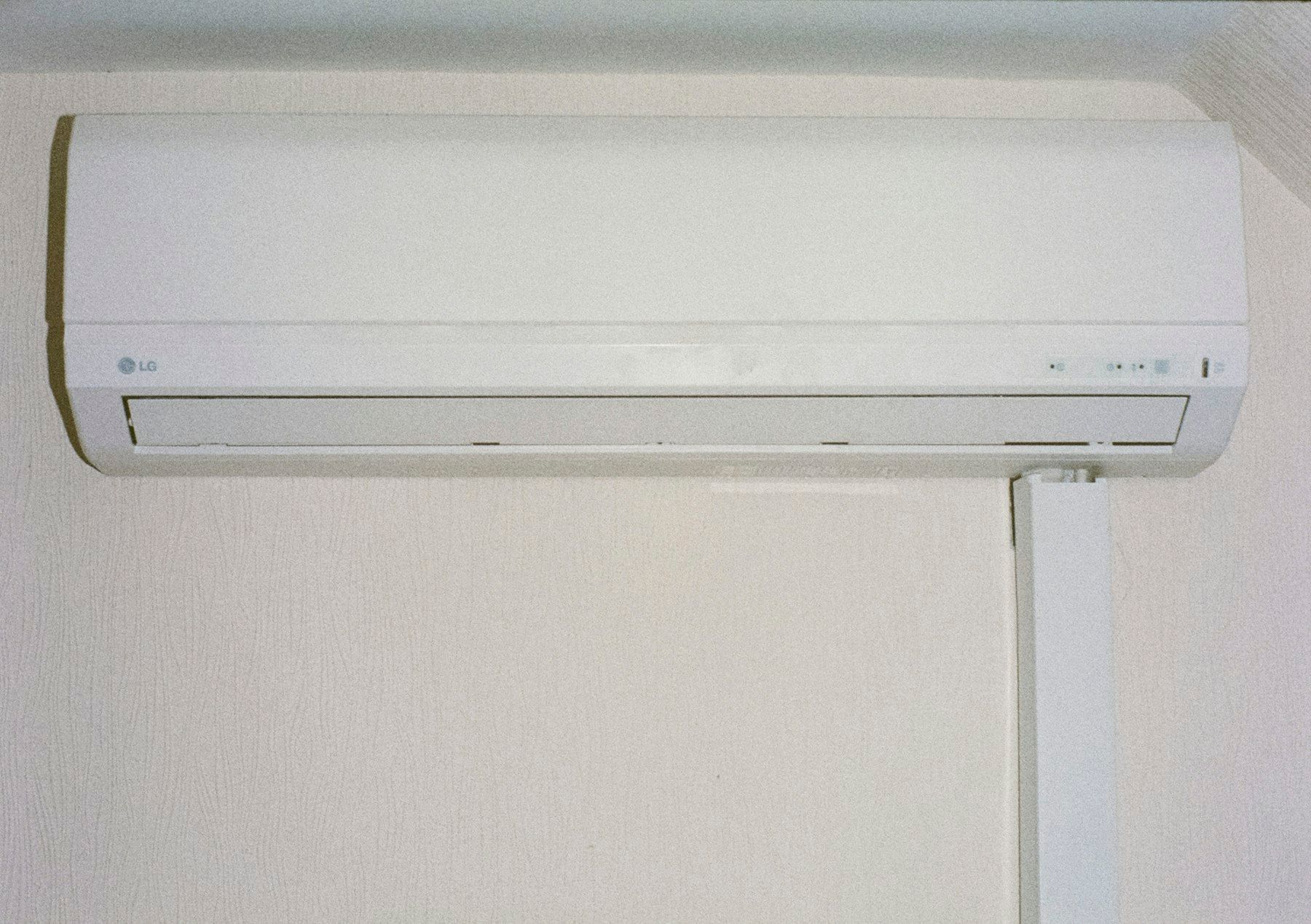 Wall-mounted air conditioning unit